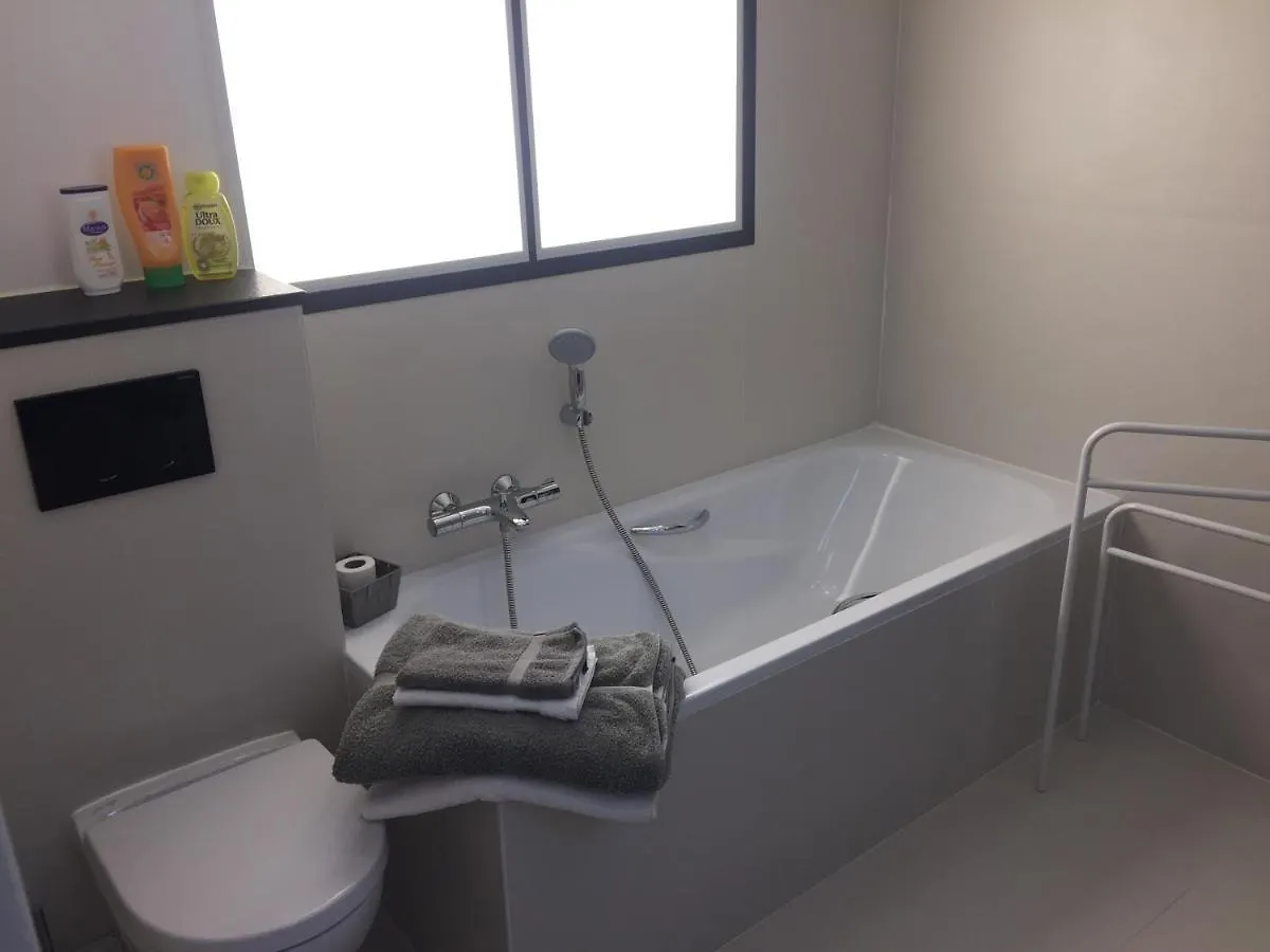 studio 36m2, dans un beau domaine privée au calme. Valbonne